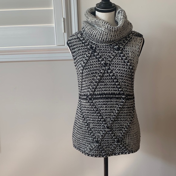 Sweaters - Vintage knit turtleneck vest